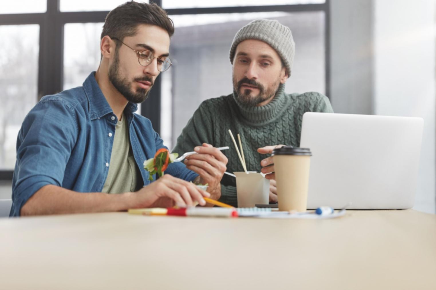 Professionnel présentant des données financières lors d'une réunion d'équipe
